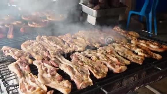 烤架上烤着的猪肉和其他食物视频的预览图