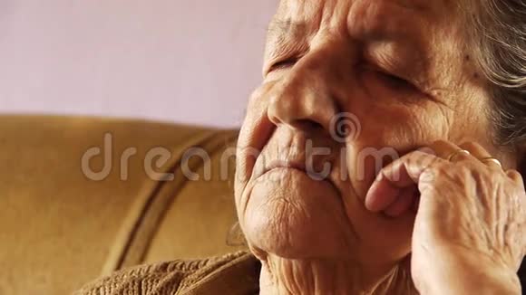 老年妇女打盹睡皱皮肤视频的预览图
