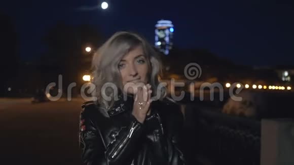 晚上在街上快乐的女人视频的预览图