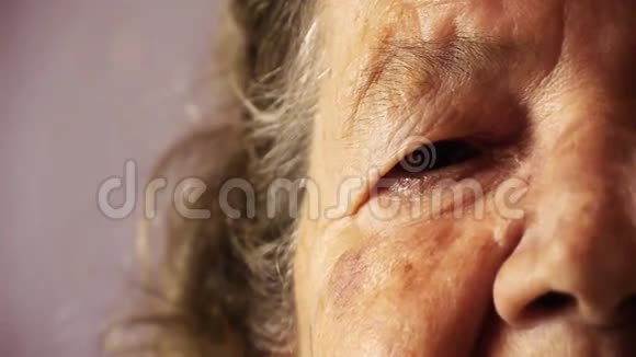 老年妇女脸部眼部皱纹皮肤特写高清视频的预览图