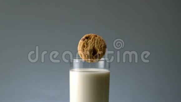 饼干掉在一杯牛奶里视频的预览图