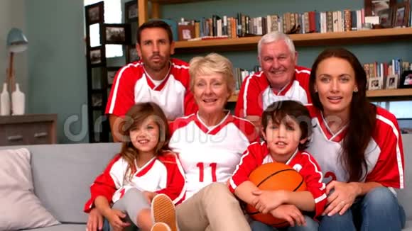 看篮球比赛的家人视频的预览图