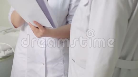 护士向医生报告有关医学检查的情况视频的预览图
