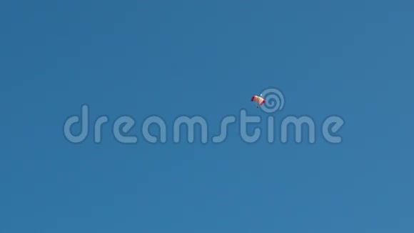 天空中的跳伞者在天空中翱翔视频的预览图