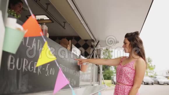 年轻女子点餐车视频的预览图