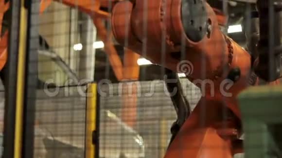 准备在工厂工作的机器人视图视频的预览图