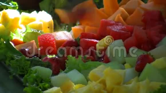 新鲜水果在宴会托盘上分类视频的预览图