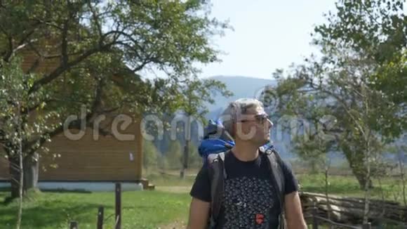 旅游者到山区的一个村庄视频的预览图