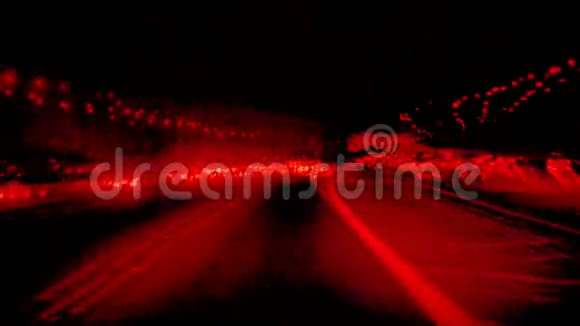 在高速公路上行驶的汽车的时间流逝视频的预览图