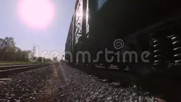 货运列车在工业区等候运输绿色集装箱视频的预览图