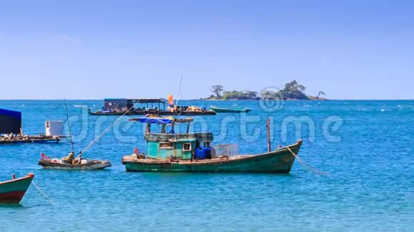 越南钓鱼船在海湾与地平线岛屿之间的岩石视频的预览图