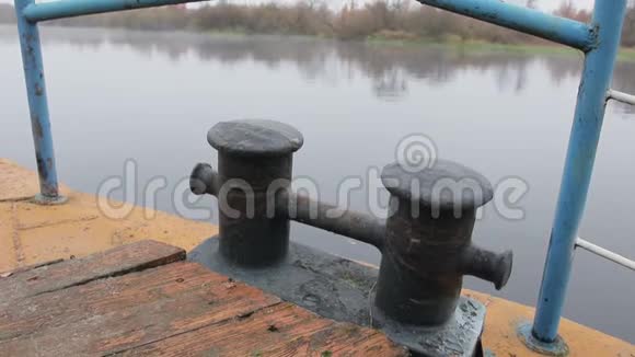 旧的生锈的船帆在河上视频的预览图