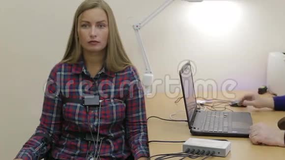 测谎仪一个女人回答专家的问题视频的预览图