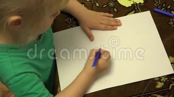 快乐的小女孩在家用铅笔画画4K超高清超高清视频的预览图
