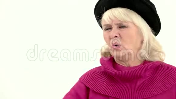 孤独的老年妇女吃药视频的预览图