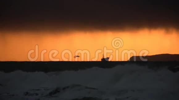 石油钻机海洋日落视频的预览图