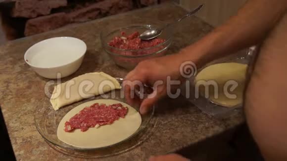 厨师准备切布雷克烹饪过程烹饪消遣碎肉视频的预览图