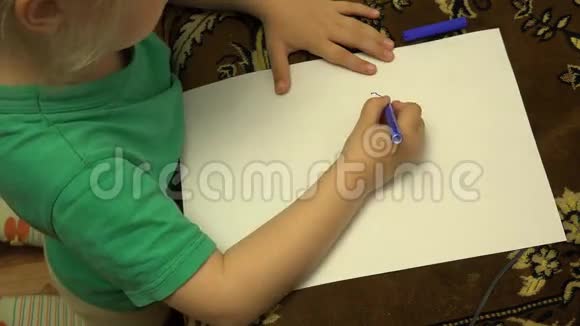 快乐的小女孩在家用铅笔画画4K超高清超高清视频的预览图