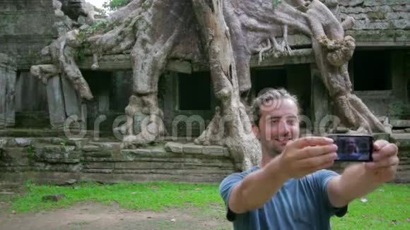 游客拍照奇异自然的柏哈汗寺吴哥视频的预览图
