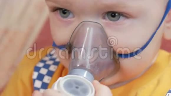 孩子自己拿着吸入器上的面罩在家里吸食药物通过视频的预览图