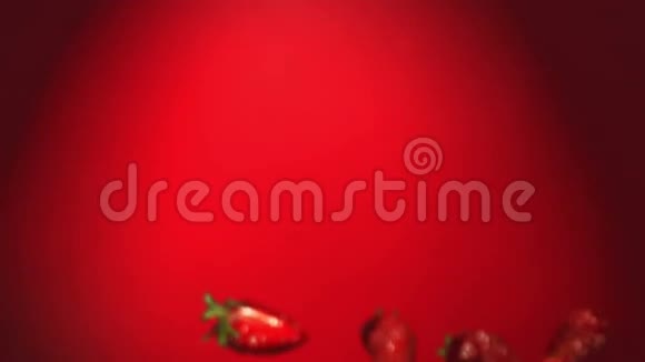 草莓在空中飞舞视频的预览图