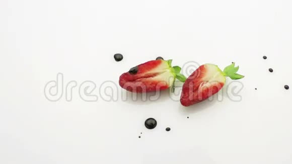 在草莓上浇酱汁视频的预览图