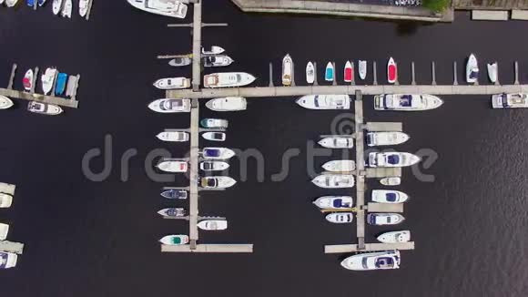码头全套游艇和船只的鸟瞰图视频的预览图