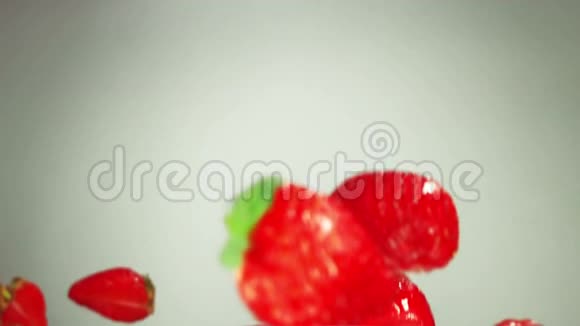 草莓在空中飞舞视频的预览图