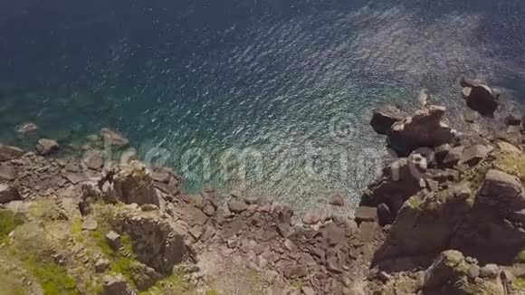 岸上的洛基悬崖和蓝海无人机的视野俯视悬崖山和绿松石海水飞行中的景观视频的预览图