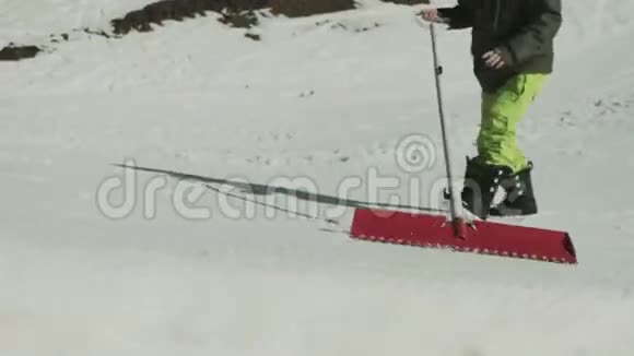 滑雪板跳板清理出雪视频的预览图