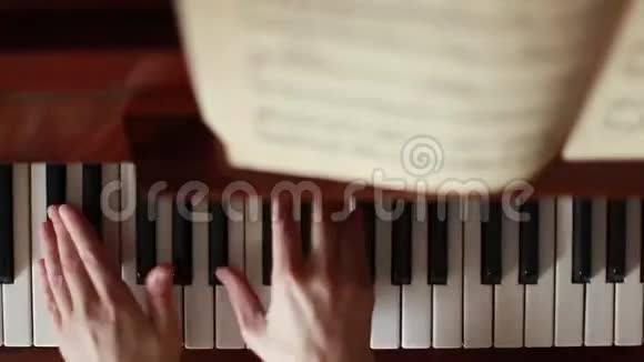 弹动态钢琴视频的预览图