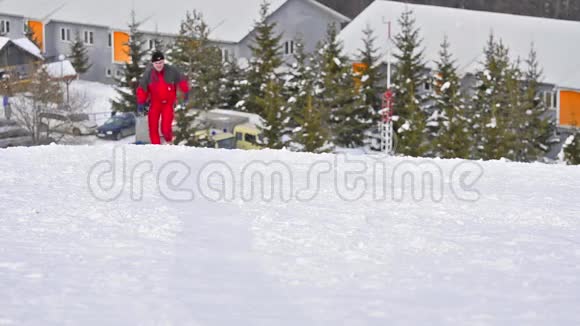 快乐的人在雪地上奔跑视频的预览图