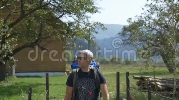 一个游客去山区的一个村庄视频的预览图