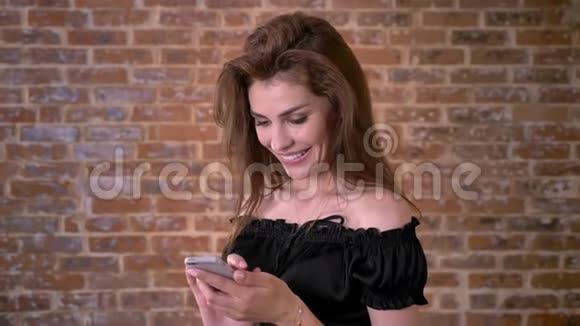 女人正在智能手机上输入信息交流概念砖背景视频的预览图