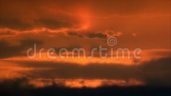 日出时云层上的阳光视频的预览图
