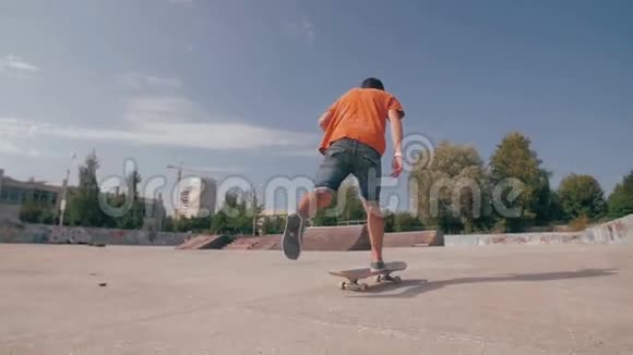滑板运动员在城市滑板公园里跳跃跳跃运动斯坦迪卡姆射击视频的预览图