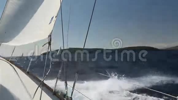 在海中航行白帆的游艇豪华游艇帆船比赛的对手视频的预览图