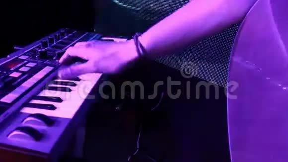 摇滚音乐会钢琴演奏和歌手的吉他演奏视频的预览图
