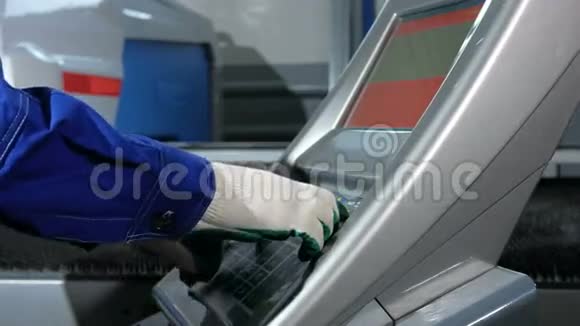 机械技师编程冲床数控一名男子仔细输入数据以控制面板金属视频的预览图