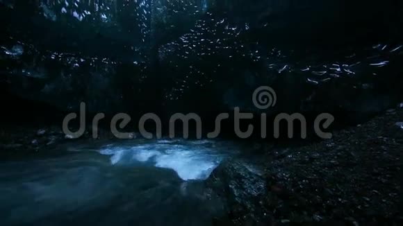 冰洞内有流动的河流视频的预览图