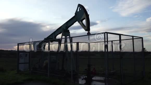 抽油机在汉诺威附近的下萨克森油田工作视频的预览图