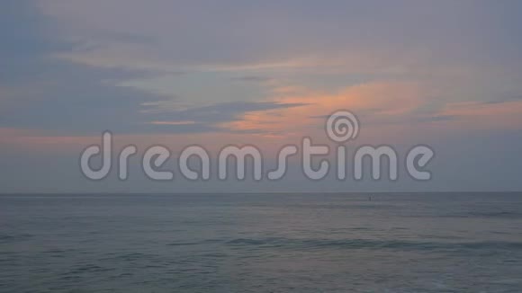 日落时分飞越海洋视频的预览图