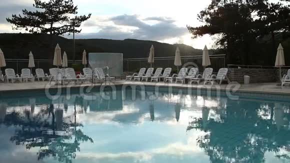 傍晚时分在一个豪华度假村的露天游泳池附近视频的预览图