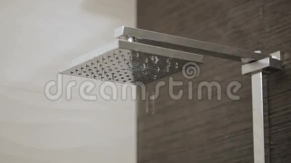 浴室里的淋浴头在滴水视频的预览图
