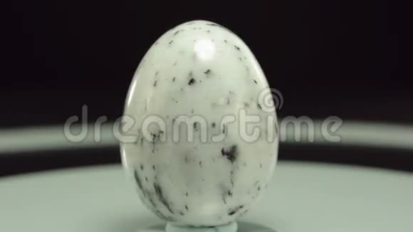 旋转斑马碧玉雕刻鸡蛋视频的预览图