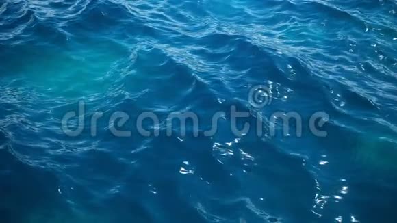 海或海洋海浪近景碧波荡漾的海水蓝色晶莹剔透的水人们可以看到沙质海床海洋视频的预览图