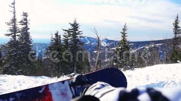滑雪者穿着斑马线的吉古鲁米服在阳光背景下以慢镜头在山上放松视频的预览图