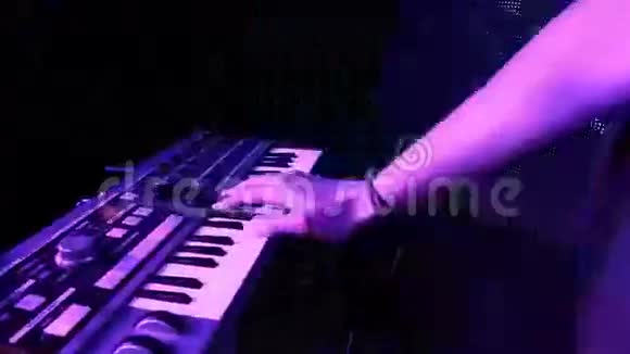 摇滚音乐会钢琴演奏和歌手的吉他演奏视频的预览图