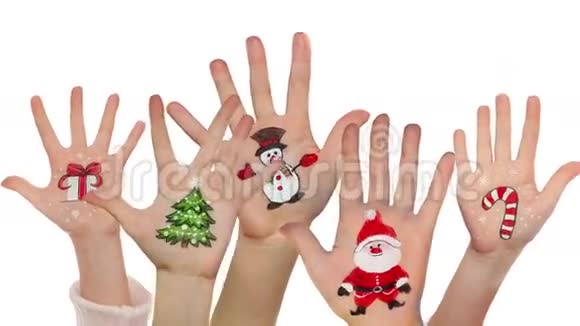 孩子们举起画有圣诞符号的手视频的预览图