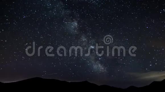 星星在夜空中飞过群山时间流逝银河天文学视频的预览图